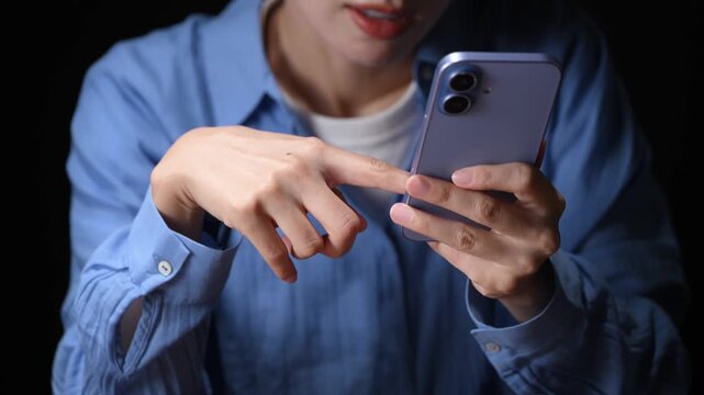 スマホを見て悩む女性