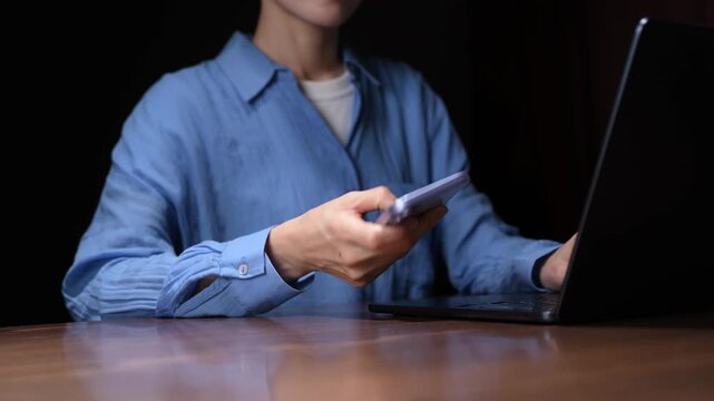 スマホ、パソコンを操作する女性