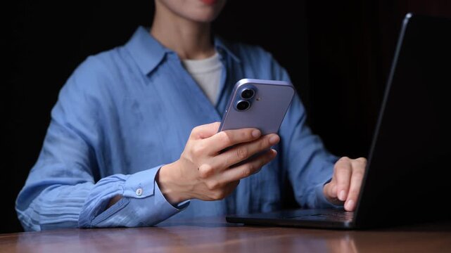 パソコン操作する女性