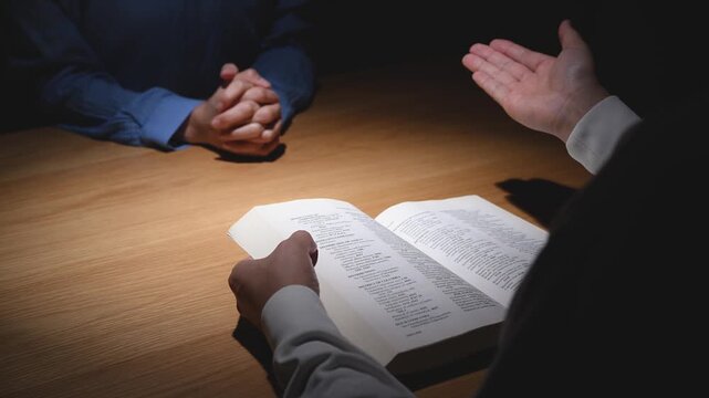 本を読み聞かせる男性　マインドコントロール