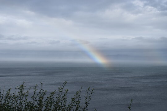 bout d'arc en ciel sur la mer 