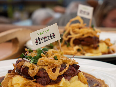 Vegan Gourmet Cuisine: Delicious Plant-Based Dish Presentation