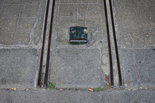Rails anciens pour wagonnets dans une cour d'immeuble industriel