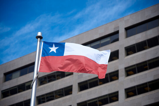 The Chilean flag on a flag pole at Toronto City Hall&rsquo;s Nathan Phillips Square.