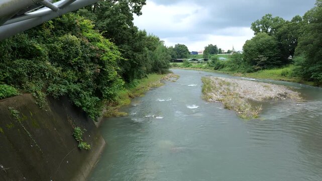 夏の大雨後に増水した埼玉県日高市高麗川の風景