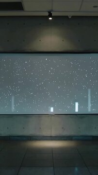 Vertical video: Loop starting, screen cycling bars and dots in gallery, creating rhythmic loop