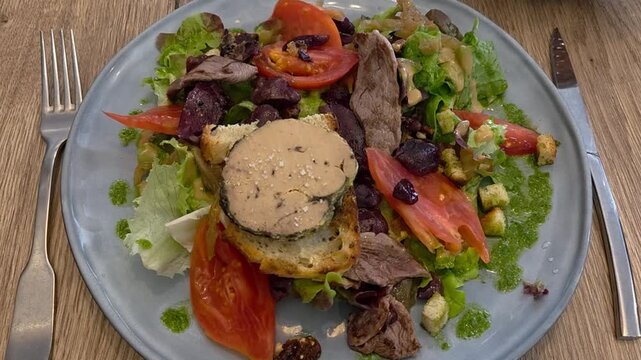 Salade p&eacute;rigourdine aux foie gras, g&eacute;siers et aiguillettes de canard