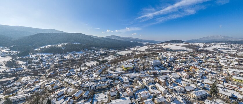 Winterlicher Ausblick auf Lam in der Arber-Region im Naturpark Oberer Bayerischer Wald