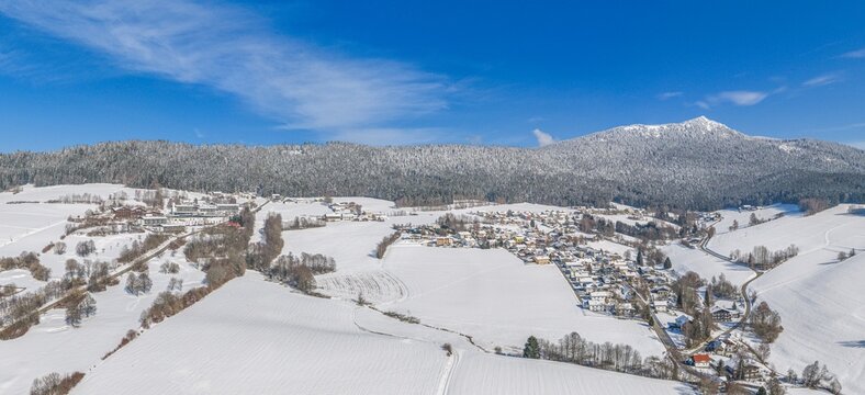 Winterlicher Ausblick auf Lam in der Arber-Region im Naturpark Oberer Bayerischer Wald