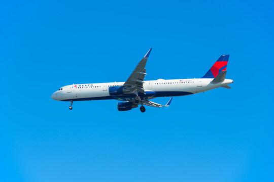 Delta Air Lines Airbus 321-200 N307DX in Boston Logan International Airport (BOS), Boston, Massachusetts MA, USA. 