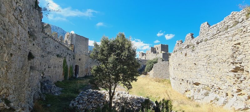 Belle vue panoramique sur la cour du ch&acirc;teau de Puilaurens, chef d'&oelig;uvre de l'architecture philippienne en Languedoc (Pyr&eacute;n&eacute;es catalanes, Occitanie)