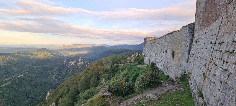 Le rempart nord du ch&acirc;teau de Monts&eacute;gur, avec le massif des Corbi&egrave;res et le Pech de Bugarach au fond (Pyr&eacute;n&eacute;es ari&eacute;geoises, Occitanie)