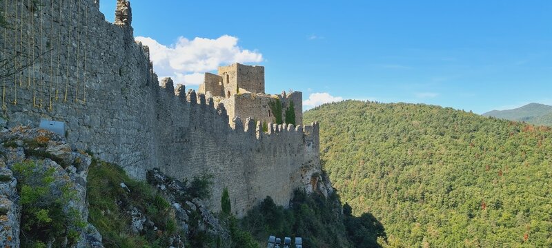 Le rempart nord du ch&acirc;teau de Puilaurens et son donjon, chef d'&oelig;uvre de l'architecture philippienne et l'une des huit &laquo; forteresses royales du Languedoc &raquo; (Pyr&eacute;n&eacute;es catalanes, Occitanie)