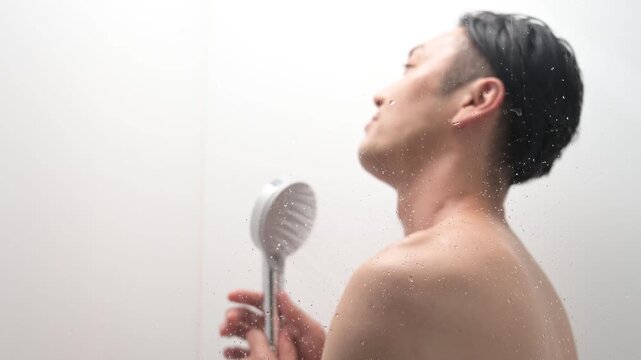 浴室でシャワーを浴びる日本人男性