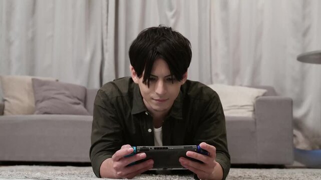 ノートパソコンを見て困る男性