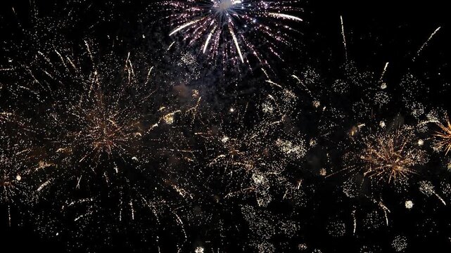 夜空を埋め尽くす花火の火花と煙のアップショット