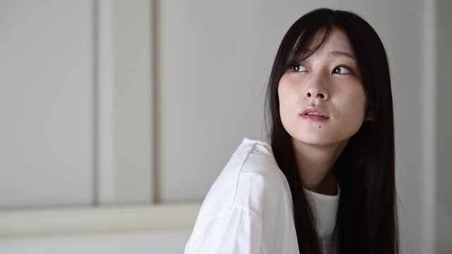 振り返って微笑む20代日本人女性のポートレート