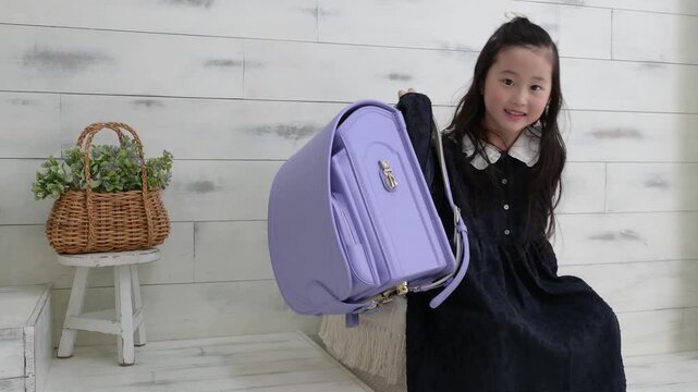 ランドセルを背負って歩く6歳の日本人女の子
