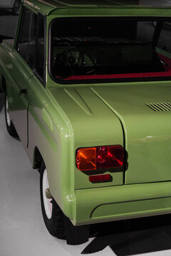carro antigo cl&aacute;ssico detalhe cromo silhueta verde 