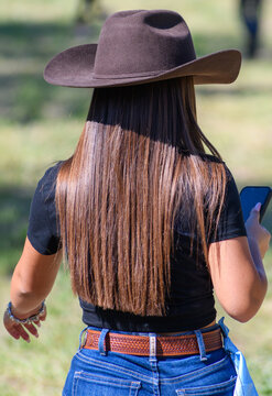 Ragazza con cappello da cowboy e lunghi capelli