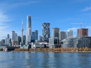 Obraz premium Toronto skyline along Lake Ontario.