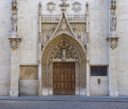 Portail gothique richement sculpt&eacute; de l&rsquo;&eacute;glise Saint-Bonaventure, avec statues et grande porte en bois, place des Cordeliers &agrave; Lyon, France
