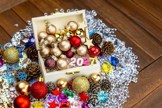 Primo piano di bauletto in legno con addobbi e palle di Natale per augurare buon Natale e felice anno nuovo	