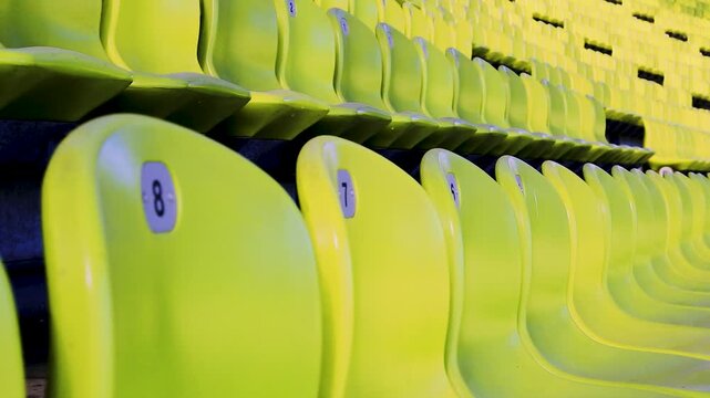 Gr&uuml;ne Stadionsitze mit nummerierten Sitzpl&auml;tzen