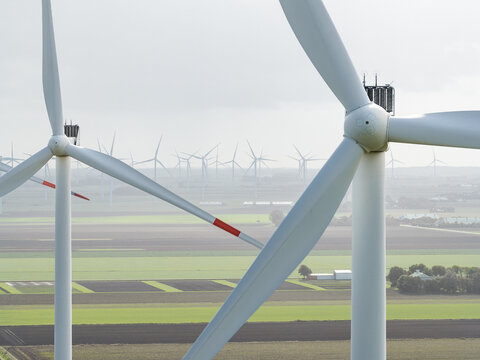 Gro&szlig;er Windpark in Norddeutschland