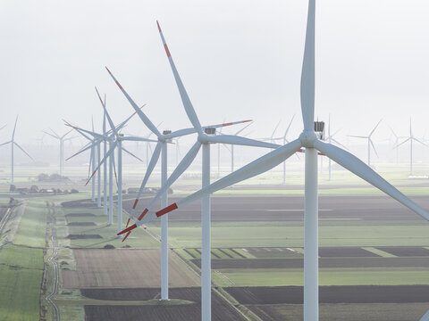 Gro&szlig;er Windpark in Norddeutschland