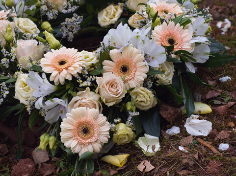 Gerbera und Rosen am Grab zarte Farben