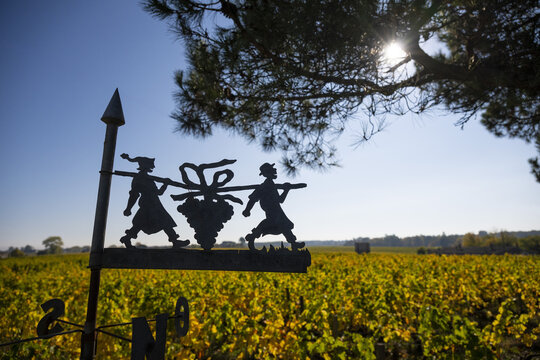 FRANCE, GIRONDE 33 SAUTERNES, DECORATIVE WIND VANES DEPICTING TWO FIGURES HOLDING A BUNCH OF GRAPES