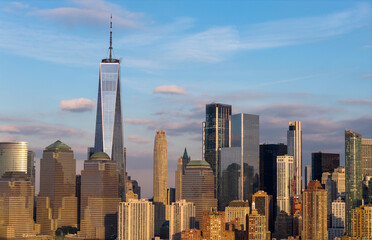 Obraz premium Manhattan skyline daytime panorama in New York City with urban architecture.
