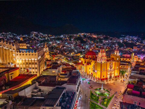 Vista a&eacute;rea panor&aacute;mica nocturna de la Universidad de Guanajuato, Bas&iacute;lica de Guanajuato y ciudad iluminada en M&eacute;xico