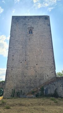 Le magnifique donjon carr&eacute; du ch&acirc;teau de Puivert, l'un des c&eacute;l&egrave;bres &laquo; ch&acirc;teaux cathares &raquo; du Languedoc et haut-lieu de l'amour courtois m&eacute;di&eacute;val (Occitanie)