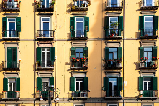 Hermosas postales de Napoli, Italia, donde se puede apreciar la cultura y la idiosincrasia de la ciudad con su caracter&iacute;stico colorido, edificios y pinturas. 