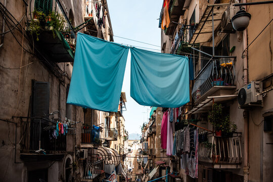 Hermosas postales de Napoli, Italia, donde se puede apreciar la cultura y la idiosincrasia de la ciudad con su caracter&iacute;stico colorido, edificios y pinturas. 