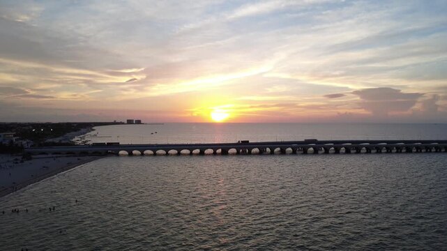 Toma de drone de Puerto Progreso, Yucat&aacute;n durante el atardecer