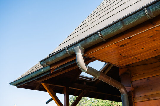Chalet roof's rainwater drainage system