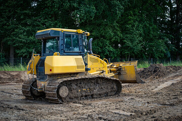 Planierraupe modelliert Erdaushub zur Anlage eines Feuchtbiotops. © Countrypixel