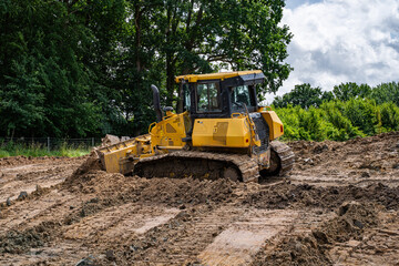 Planierraupe modelliert Erdaushub zur Anlage eines Feuchtbiotops. © Countrypixel