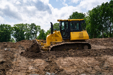 Planierraupe modelliert Erdaushub zur Anlage eines Feuchtbiotops. © Countrypixel