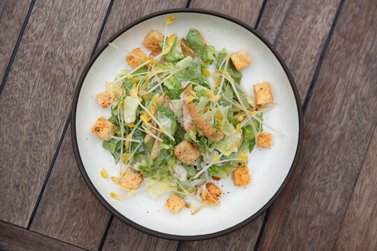 Crispy Bichi Salad &ndash; Fresh Asian-Inspired Salad with Crunchy Toppings