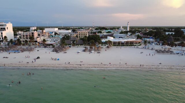 Toma de drone de Puerto Progreso, Yucat&aacute;n durante el atardecer