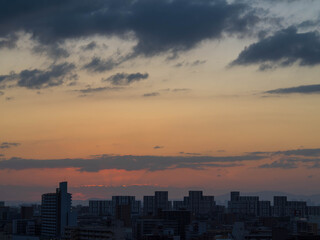Fototapeta premium 都市の夜明け 神戸市東灘区のマンション高層階より芦屋のマンションの上空からの日の出