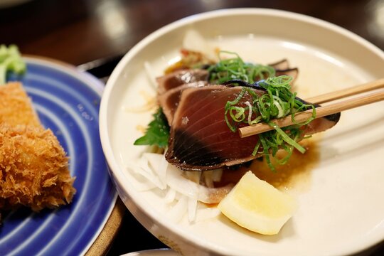 高知県の鰹のタタキ。定食に並ぶ薬味添えの一品。