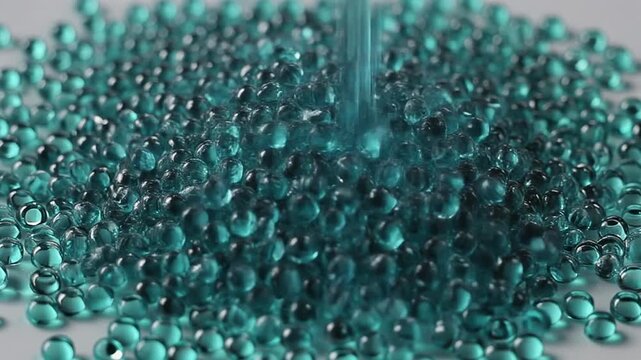 Glass beads settling after pouring