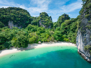 Obraz premium Natural scenery of the tropical island beach of Koh Hong, Krabi, Thailand