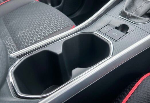 乗用車のカップホルダーと電動パーキングブレーキスイッチ