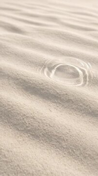 穏やかな風で少しずつ変化する細かな砂の波紋